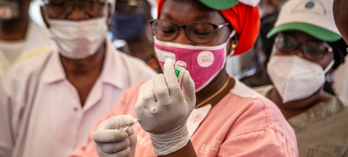 یک کارمند بهداشتی در مالی یکی از 396000 دوز واکسن کووید-19 را که از طریق تأسیسات COVAX به این کشور آفریقای غربی عرضه می‌شود، آماده می‌کند. 