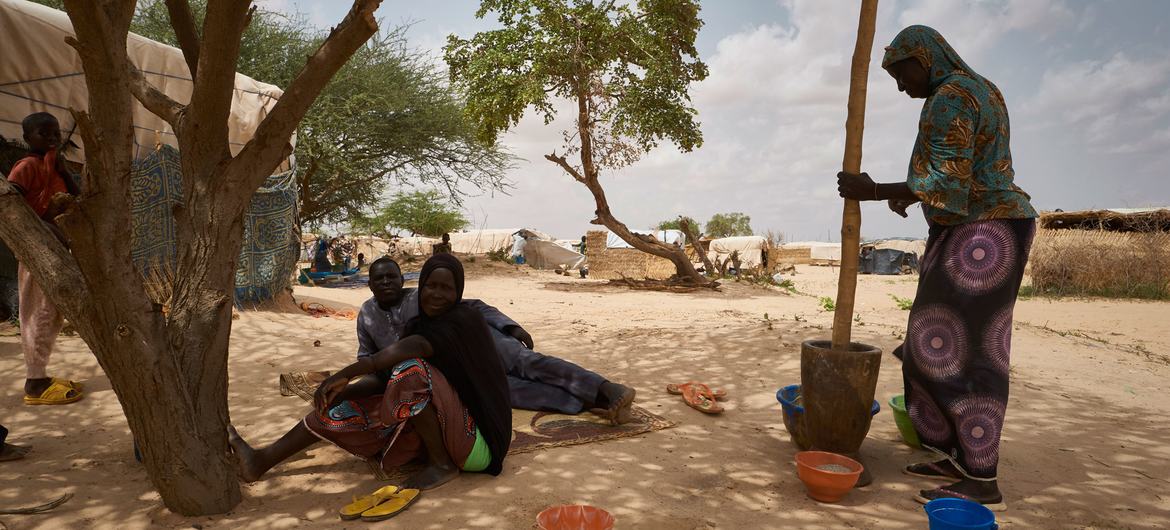 زنان پناهنده در یک مکان آوارگان در اولام، در منطقه تیلابری نیجر، غذا درست می کنند.