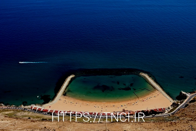 Free photo high angle shot of a beach in gibraltar