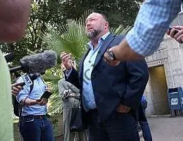 چرا محاکمه الکس جونز مانع از انتشار دروغ نمی شود؟