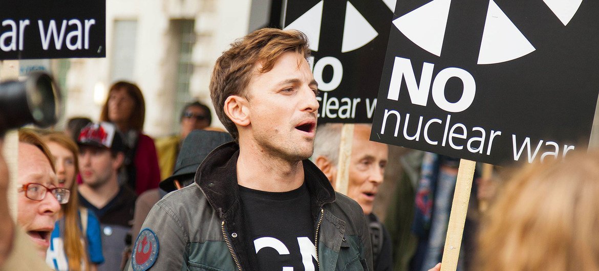 تظاهرات معترضان در بریتانیا علیه تسلیحات هسته ای.(فایل)