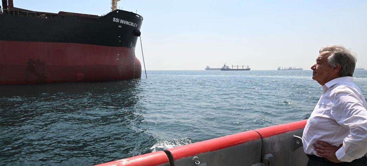 در استانبول، آنتونیو گوترش، دبیرکل سازمان ملل متحد، کشتی WFP SSI Invincible 2 را مشاهده می‌کند که به اوکراین می‌رود تا بزرگترین محموله غلات صادر شده تحت ابتکار غلات دریای سیاه را تحویل بگیرد.