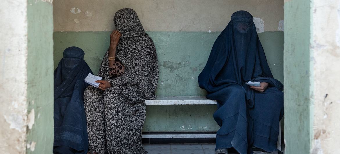 زنان در اتاق انتظار یک درمانگاه در افغانستان. 