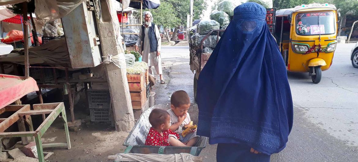 زنان و کودکان بیشترین آسیب را از بحران انسانی کنونی در افغانستان متحمل شده اند.
