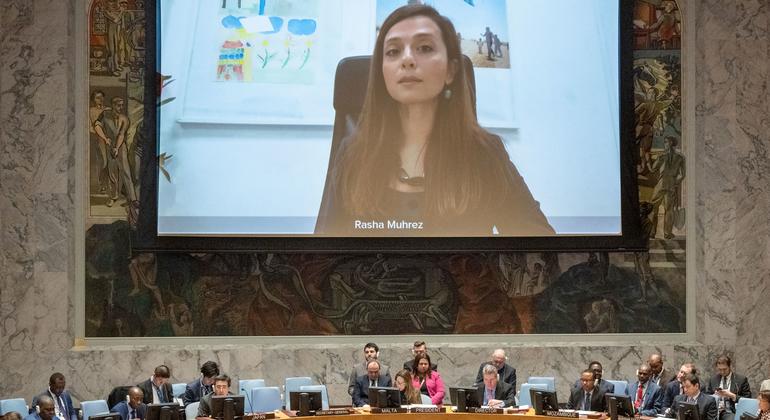 راشا محرز (روی صفحه)، مدیر پاسخگویی در Save the Children، جلسه شورای امنیت را در مورد وضعیت سوریه توضیح می دهد.