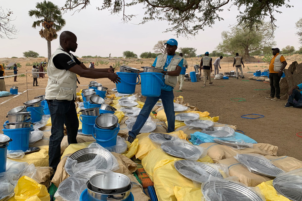 اقلام غیر خوراکی در کوفرون، روستای چاد واقع در مرز چاد و سودان، توزیع می شود.